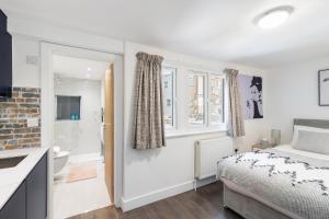 Gallery image of Bespoke Studio 23 Min - C London Private Bathrroom Shared Kitchen 3 in Edgware