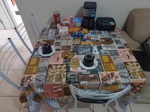 une table avec une nappe sur laquelle se trouve de la nourriture dans l'établissement Apart próximo a Unimed, Catedral e HSA de 2 quartos com 2 Ar, mini-Academia e garagem no Centro-sul, à Santo Ângelo