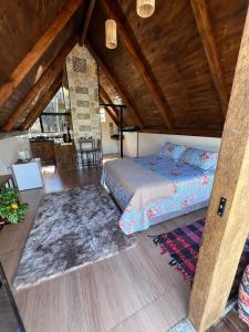 En eller flere senge i et værelse på CHALÉS VILA RICA - Bar do Ricardo + 70 billeder