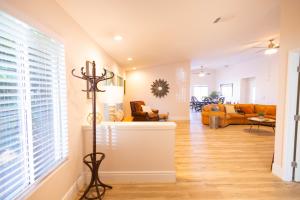 Χώρος καθιστικού στο Spacious home with golf course views and private pool