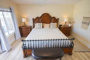 Ένα ή περισσότερα κρεβάτια σε δωμάτιο στο Spacious home with golf course views and private pool