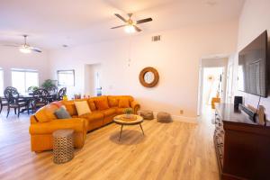 Μια τηλεόραση ή/και κέντρο ψυχαγωγίας στο Spacious home with golf course views and private pool