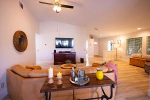 Χώρος καθιστικού στο Spacious home with golf course views and private pool