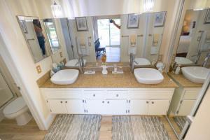 Ένα μπάνιο στο Spacious home with golf course views and private pool