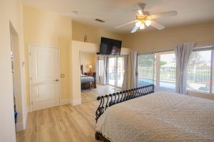 Ένα ή περισσότερα κρεβάτια σε δωμάτιο στο Spacious home with golf course views and private pool