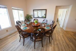 Φωτογραφία από το άλμπουμ του Spacious home with golf course views and private pool σε Indio