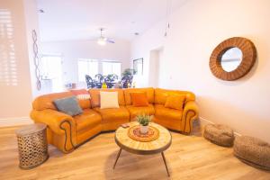 Χώρος καθιστικού στο Spacious home with golf course views and private pool