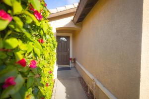 Κήπος έξω από το Spacious home with golf course views and private pool