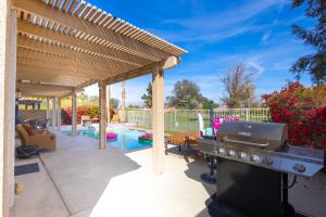 Μπαλκόνι ή βεράντα στο Spacious home with golf course views and private pool