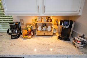 Η κουζίνα ή μικρή κουζίνα στο Spacious home with golf course views and private pool