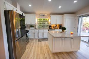 Η κουζίνα ή μικρή κουζίνα στο Spacious home with golf course views and private pool