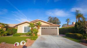 Κήπος έξω από το Spacious home with golf course views and private pool