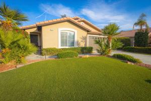 Κήπος έξω από το Spacious home with golf course views and private pool