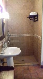 un bagno con lavandino e doccia di Casa Rural Haritzpe a Hondarribia