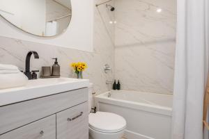 Ένα μπάνιο στο Outstanding 1BR village downtown MTL