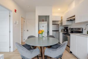 Η κουζίνα ή μικρή κουζίνα στο Outstanding 1BR village downtown MTL +5 φωτογραφίες