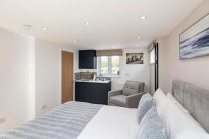 Galeriebild der Unterkunft Studio at Tube Station Sleeps 3 Private Bathroom shared Kitchen 4 in Edgware