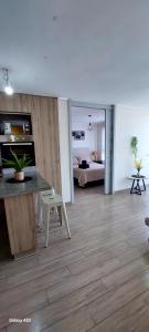 a living room with a table and a bedroom at Sensacional Departamento Centro - Mar 1D 1B in Antofagasta