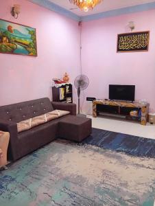 TV a/nebo společenská místnost v ubytování Ekaira homestay + 9 fotografií