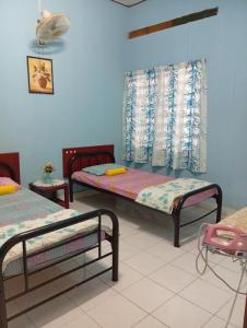 Postel nebo postele na pokoji v ubytování Ekaira homestay