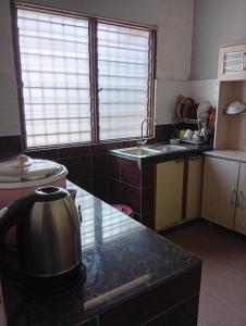 Kuchyň nebo kuchyňský kout v ubytování Ekaira homestay