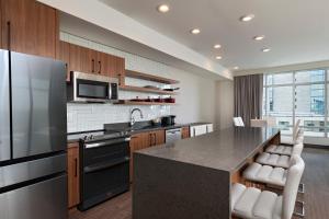 Kuchyň nebo kuchyňský kout v ubytování Fairfield Inn & Suites Austin Downtown