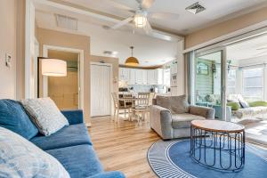 Χώρος καθιστικού στο Charming Coastal Cottage with Pool Access!
