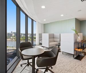 布里斯班Queen's Wharf Residences的办公室设有桌椅和窗户 更多37张照片