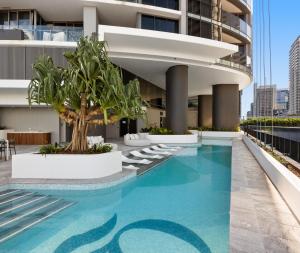 Queen's Wharf Residences内部或周边的泳池