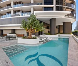 Queen's Wharf Residences内部或周边的泳池
