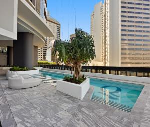 Queen's Wharf Residences内部或周边的泳池