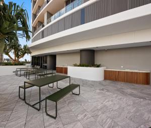 Queen's Wharf Residences的阳台或露台