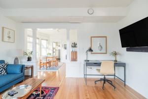 un soggiorno con un divano blu e un tavolo di Radiant, Low-Key Apartment with powerful A/C a Seattle