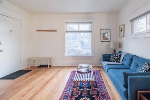Area soggiorno di Radiant, Low-Key Apartment with powerful A/C