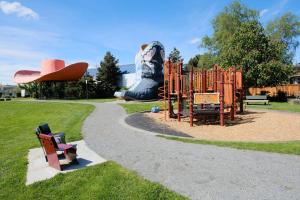 Area giochi per bambini di Radiant, Low-Key Apartment with powerful A/C