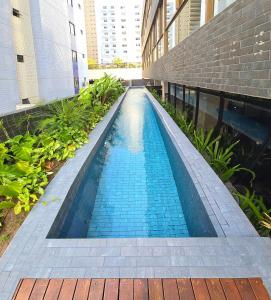 TambaúにあるCo House by Hosppedarの建物の真ん中にあるプール