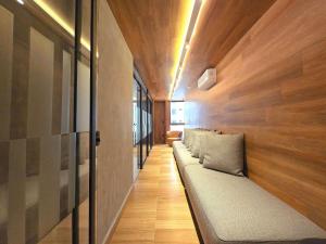 TambaúにあるCo House by Hosppedarの木の壁の廊下に並んだ椅子 +52枚の写真