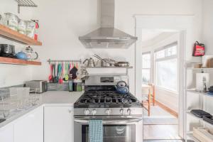 una cucina con piano cottura in acciaio inossidabile forno superiore di Radiant, Low-Key Apartment with powerful A/C a Seattle