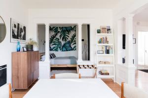 Letto o letti in una camera di Radiant, Low-Key Apartment with powerful A/C
