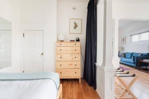 Letto o letti in una camera di Radiant, Low-Key Apartment with powerful A/C