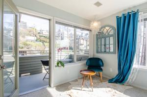 Posezení v ubytování Gorgeous Queen Anne Townhouse - Rooftop Deck!