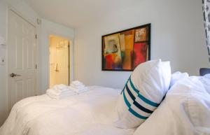 Postel nebo postele na pokoji v ubytování Gorgeous Queen Anne Townhouse - Rooftop Deck! + 26 fotografií