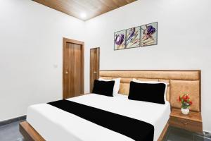 Postel nebo postele na pokoji v ubytování Hotel O The signature stay