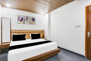 Postel nebo postele na pokoji v ubytování Hotel O The signature stay