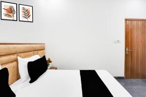 Postel nebo postele na pokoji v ubytování Hotel O The signature stay
