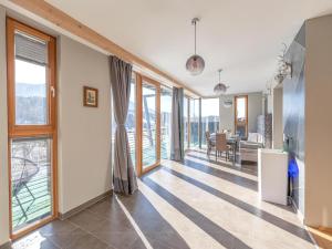 sala de estar con ventanas grandes y comedor en Residenz Aichwaldsee, en Unteraichwald