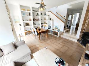 una sala de estar con un sofá y una mesa en Habitación Cabo Huertas, en Alicante
