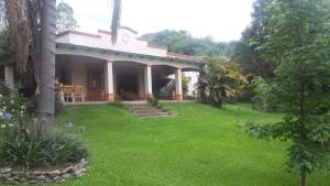 耶尔瓦布埃纳La morada del monte的绿色草地的院子