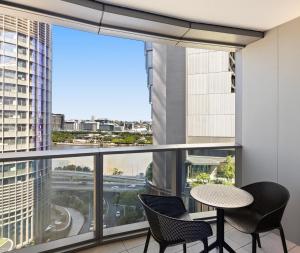 Queen's Wharf Residences的阳台或露台