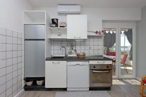Η κουζίνα ή μικρή κουζίνα στο Apartments by the sea Barbat, Rab - 14247